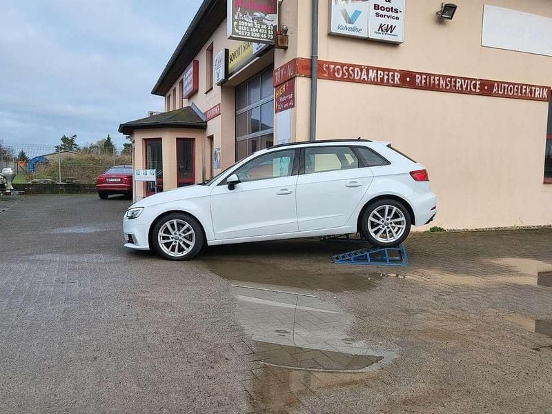 Gebraucht Audi A3 Sportback Sport 116 PS (85 kW) 2019 Weiß Kleinwagen