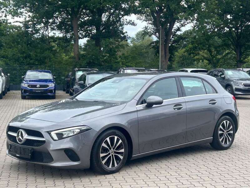 Grau Gebraucht 2019 Mercedes A180 Kleinwagen | 17.490 € (Guter Preis) - Bild 1/4