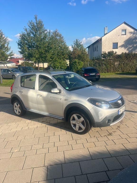 Grau Gebraucht 2010 Dacia Sandero Stepway Kleinwagen | 3.999 € (Fairer Preis) - Bild 1/4