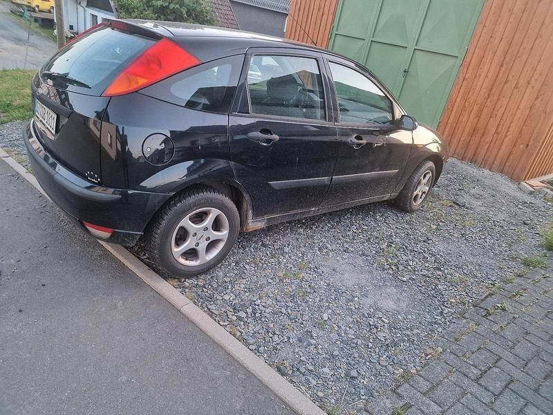 Schwarz Gebraucht 2003 Ford Focus Kleinwagen | 200 € (Superpreis) - Bild 1/4