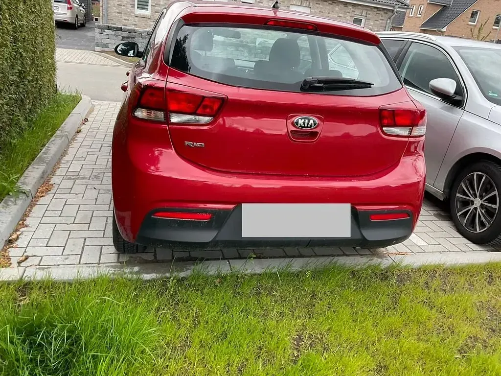 Używany Kia Rio Attract 84 KM (61 kW) 2017 Czerwony Sedan/Limuzyna