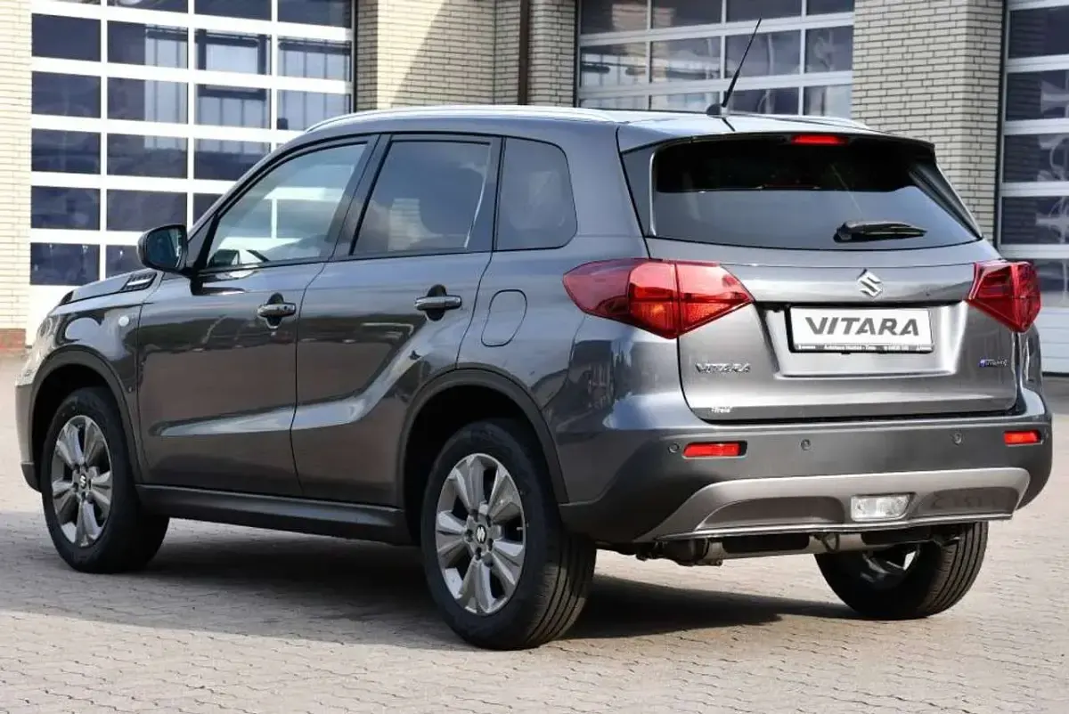 Neu Suzuki Vitara Comfort 102 PS (75 kW) 2025 Grau SUV
