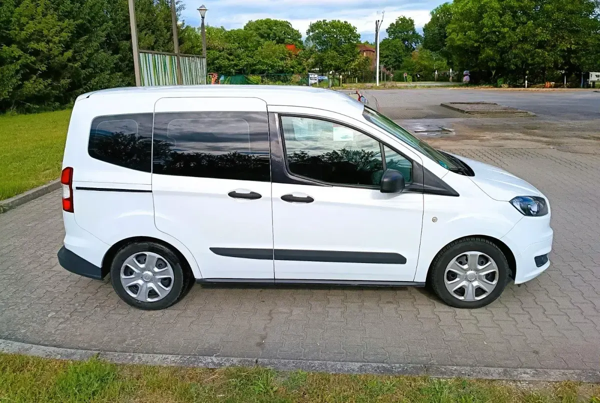 Gebraucht Ford Tourneo 101 PS (74 kW) 2016 Weiß Kombi