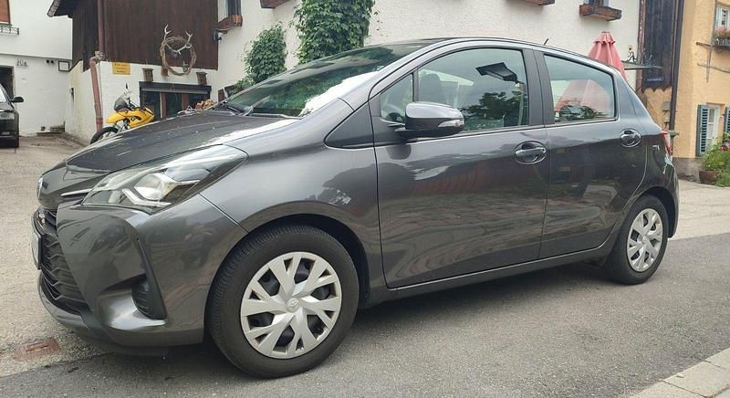 Grau Gebraucht 2020 Toyota Yaris Kleinwagen | 8.900 € (Guter Preis) - Bild 1/4