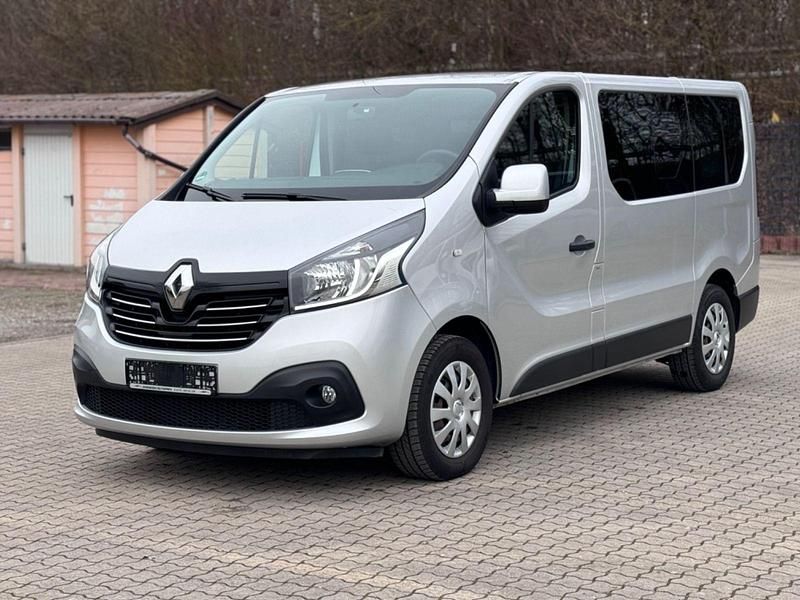 Silber Gebraucht 2018 Renault Trafic Van / Kleinbus | 17.900 € (Fairer Preis) - Bild 1/4