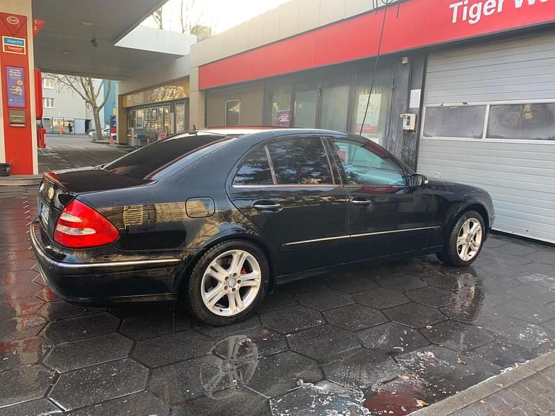 Schwarz Gebraucht 2005 Mercedes E220 Avantgarde Limousine | 2.000 € (Superpreis) - Bild 1/4