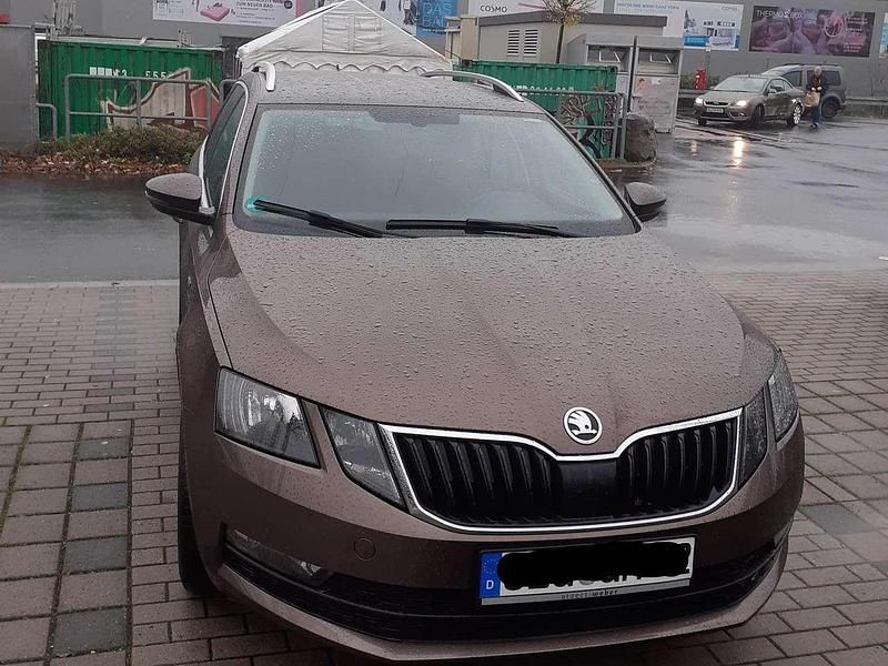 Braun Gebraucht 2019 Skoda Octavia Soleil Kombi | 21.500 € (Etwas zu teuer) - Bild 1/4