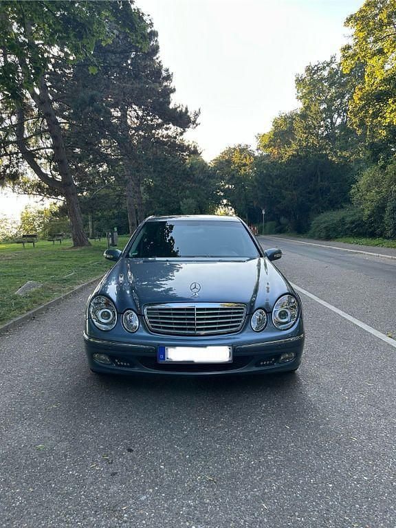 Blau Gebraucht 2003 Mercedes E220 Elegance Limousine | 4.000 € (Teuer) - Bild 1/4