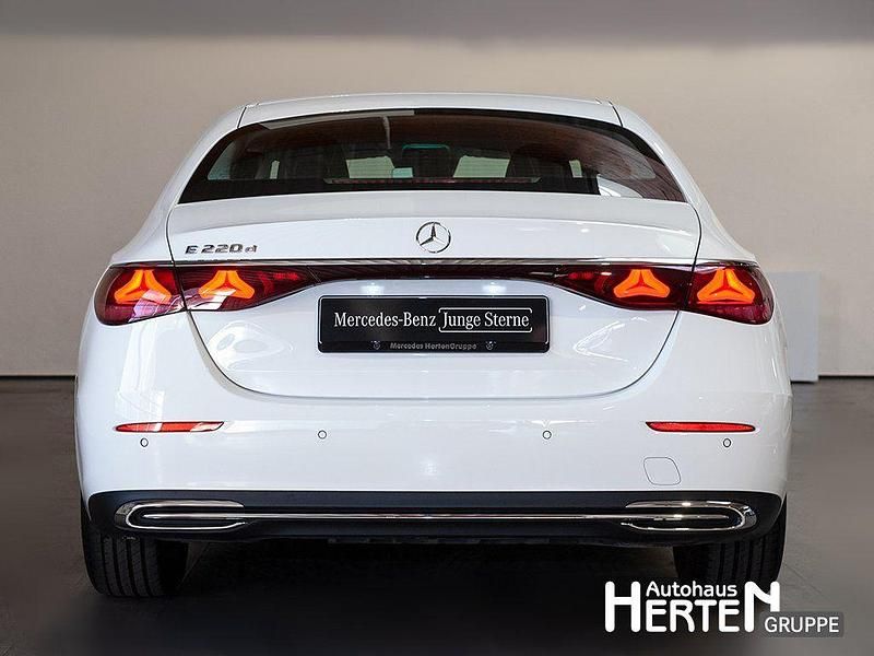 Gebraucht Mercedes E220 197 PS (144 kW) 2025 Unilack polarweiß Limousine