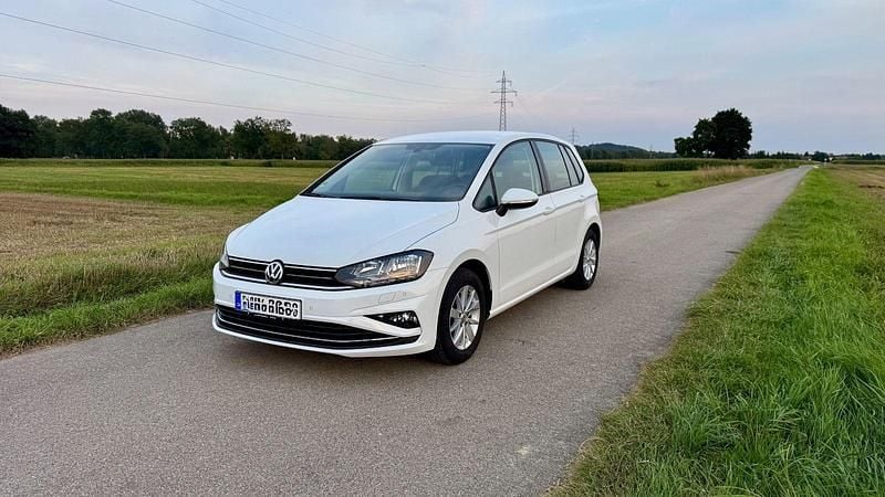 Weiß Gebraucht 2019 VW Golf Sportsvan Comfortline Van / Kleinbus | 16.500 € (Fairer Preis) - Bild 1/4