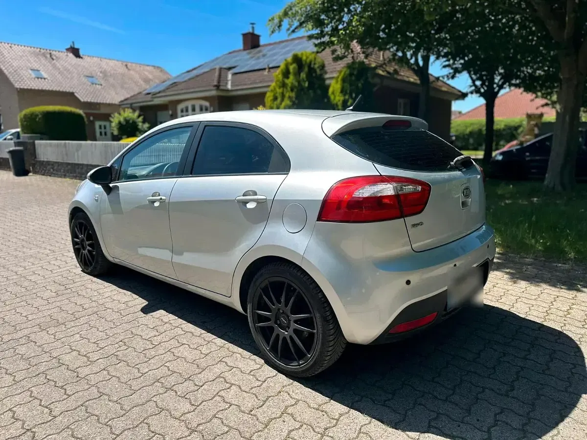 Gebraucht Kia Rio 109 PS (80 kW) 2013 Silber Kleinwagen