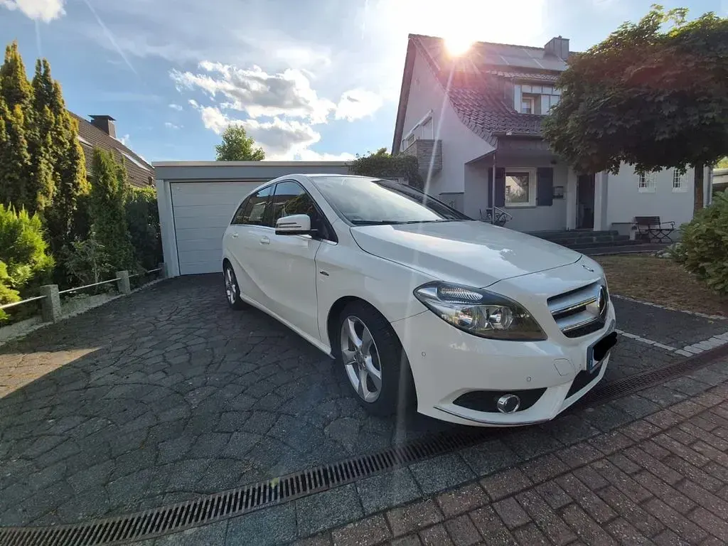 Gebraucht Mercedes B180 122 PS (89 kW) 2012 Weiß Kleinwagen