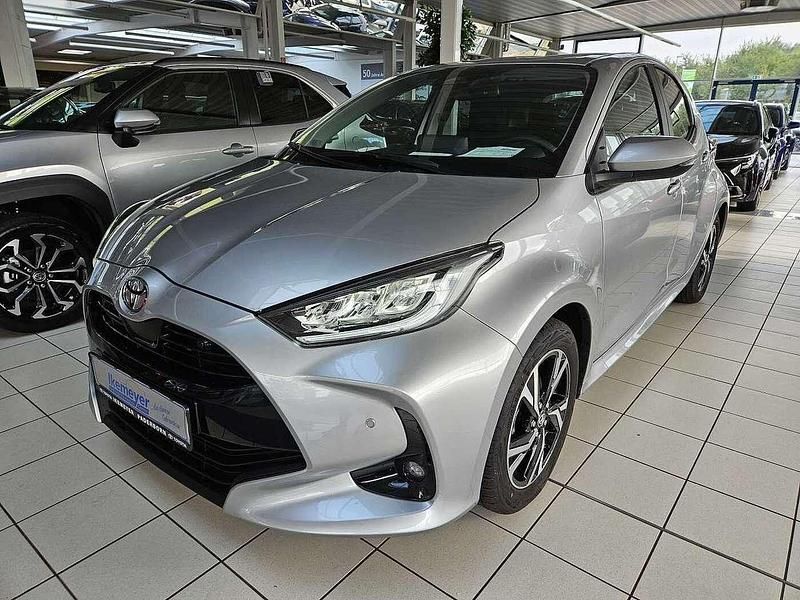 Shimmering silber metallic Neu 2025 Toyota Yaris Hybrid Kleinwagen | 25.990 € (Fairer Preis) - Bild 1/4