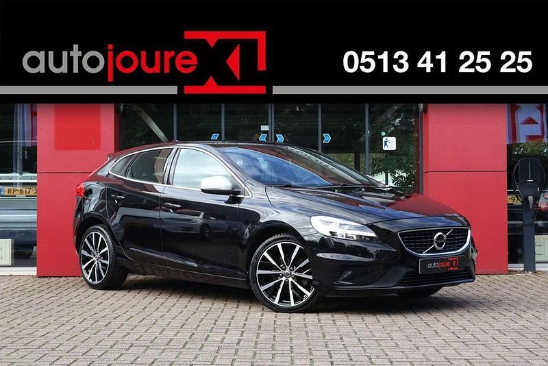 Schwarz Gebraucht 2018 Volvo V40 Business Edition Kombi | 13.409 € (Fairer Preis) - Bild 1/4