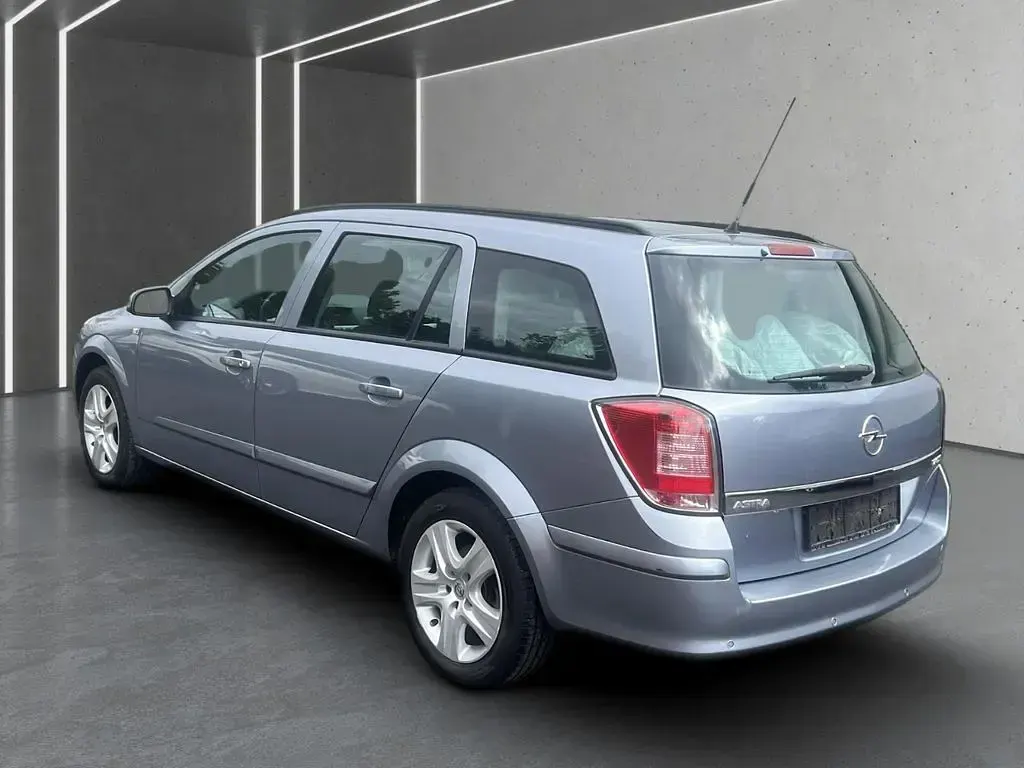 Używany Opel Astra Edition 125 KM (91 kW) 2009 Srebrny Sedan/Limuzyna