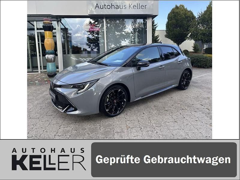 Grau Gebraucht 2022 Toyota Corolla Sport Limousine | 26.960 € (Fairer Preis) - Bild 1/4