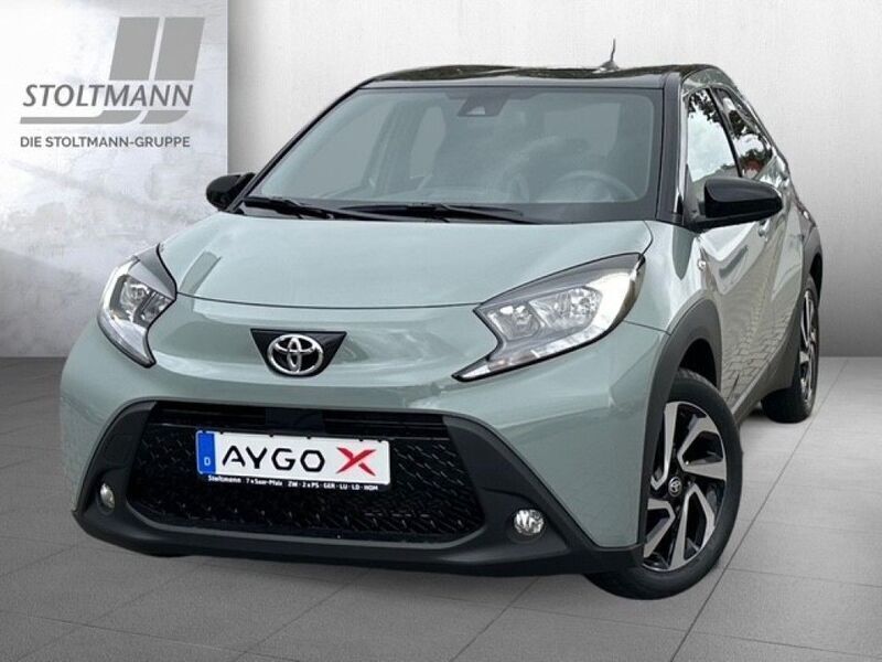 Cardamon green/black Gebraucht 2023 Toyota Aygo Pulse Kleinwagen | 18.299 € (Etwas zu teuer) - Bild 1/4
