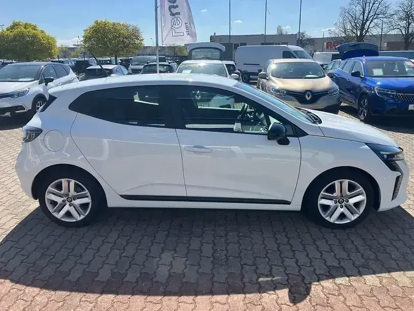 Używany Renault Clio V Evolution 67 KM (49 kW) 2023 Biały Sedan/Limuzyna