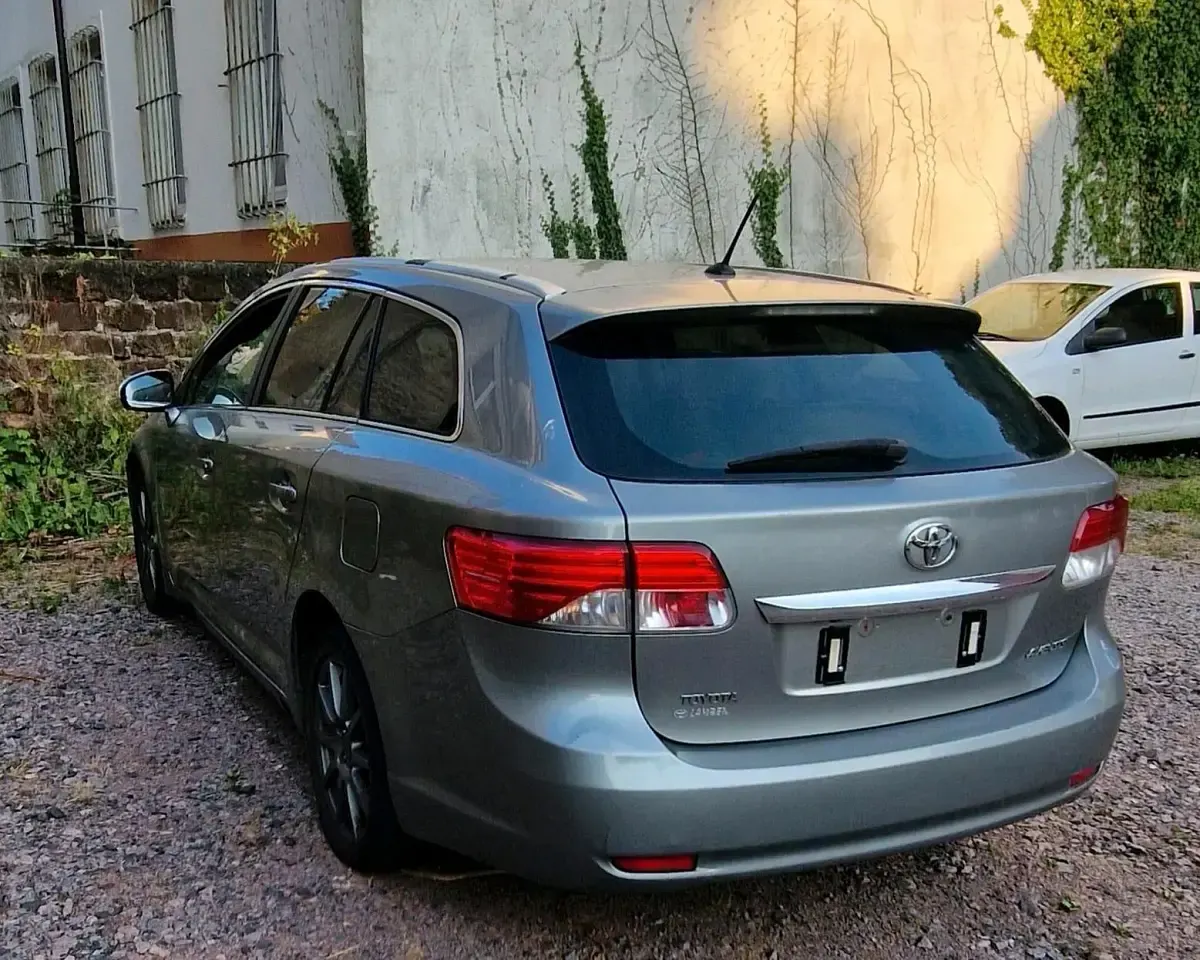 Gebraucht Toyota Avensis 136 PS (100 kW) 2011 Violet Kombi