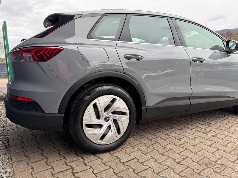 Gebraucht Audi Q4 e-tron Basis 125 kW (170 PS) 2023 Mondsteingrau SUV