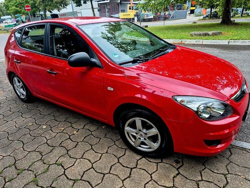 Rot Gebraucht 2009 Hyundai i30 Classic Limousine | 2.300 € (Superpreis) - Bild 1/4