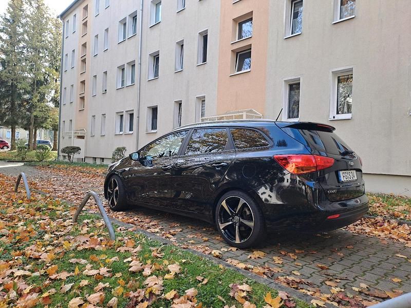Gebraucht Kia Ceed 130 PS (95 kW) 2015 Schwarz Kleinwagen