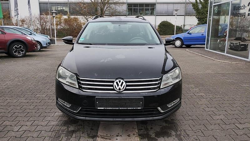 Blau Gebraucht 2012 VW Passat Kombi | 8.999 € (Teuer) - Bild 1/4