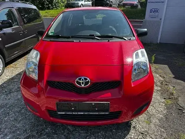 Gebraucht Toyota Yaris Cool 70 PS (51 kW) 2010 Rot Limousine