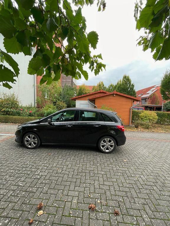 Schwarz Gebraucht 2015 Mercedes B200 Style Van / Kleinbus | 12.300 € - Bild 1/2