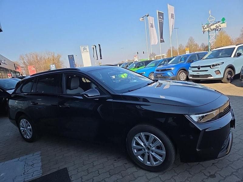 Neu Opel Astra Edition 131 PS (96 kW) 2026 Lackierung schwarz perla nera/ Kombi