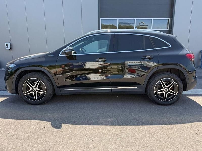 Schwarz Gebraucht 2022 Mercedes EQA350 AMG line SUV | 28.600 € - Bild 1/4