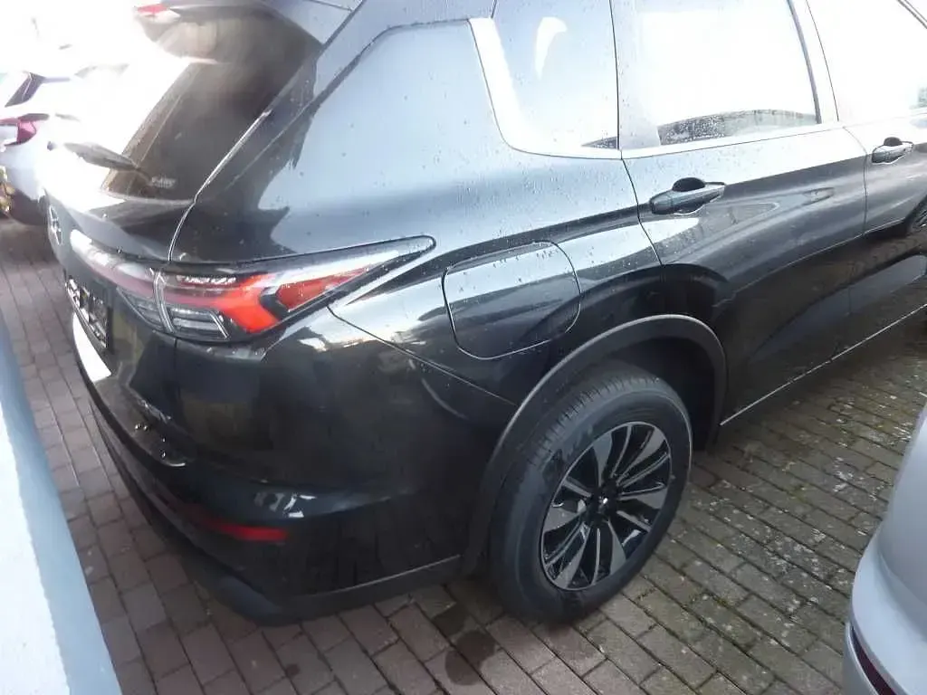 Neu Mitsubishi Outlander P-HEV Plus 306 PS (225 kW) 2026 Schwarz SUV