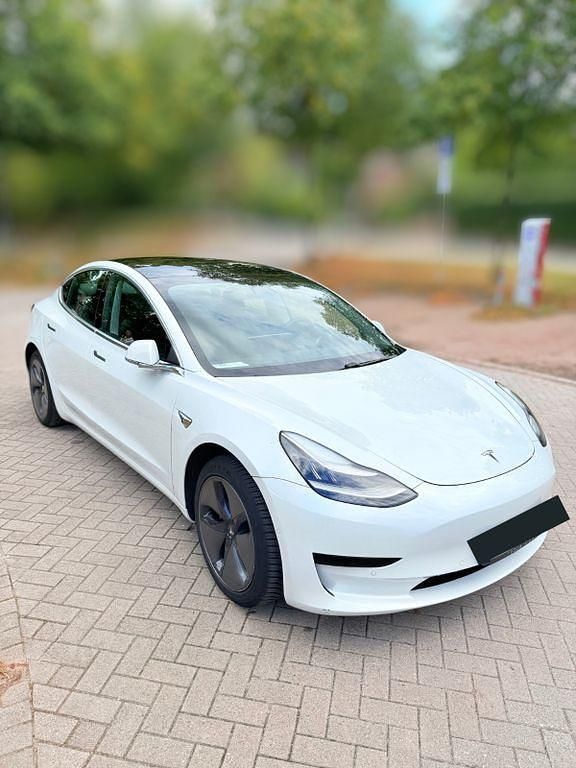 Weiß Gebraucht 2020 Tesla Model 3 Standard Range Plus Limousine | 20.800 € (Fairer Preis) - Bild 1/4