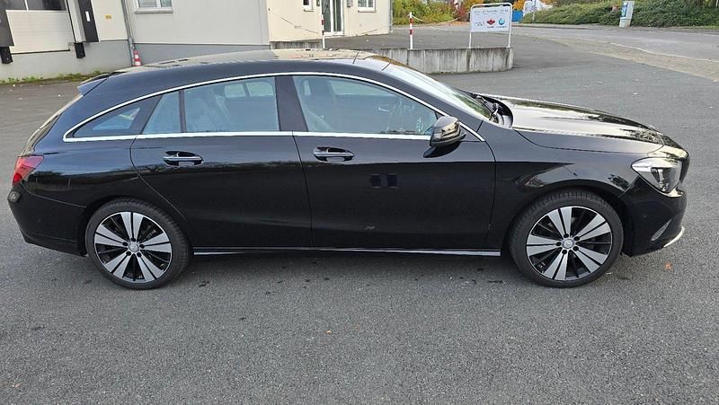 Gebraucht Mercedes CLA200 Shooting Brake 136 PS (100 kW) 2017 Schwarz Kombi