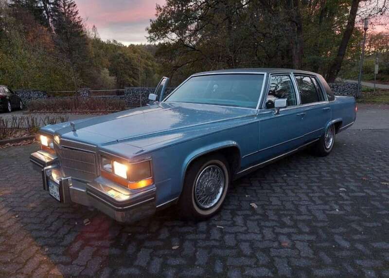 Blau Gebraucht 1983 Cadillac Fleetwood Brougham Limousine | 13.500 € - Bild 1/4