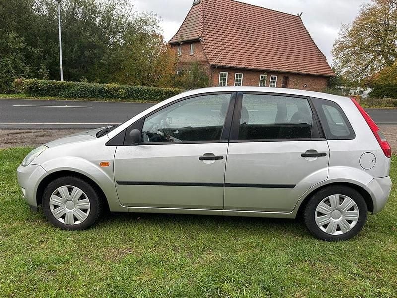 Silber Gebraucht 2003 Ford Fiesta Ambiente Kleinwagen | 999 € (Fairer Preis) - Bild 1/4