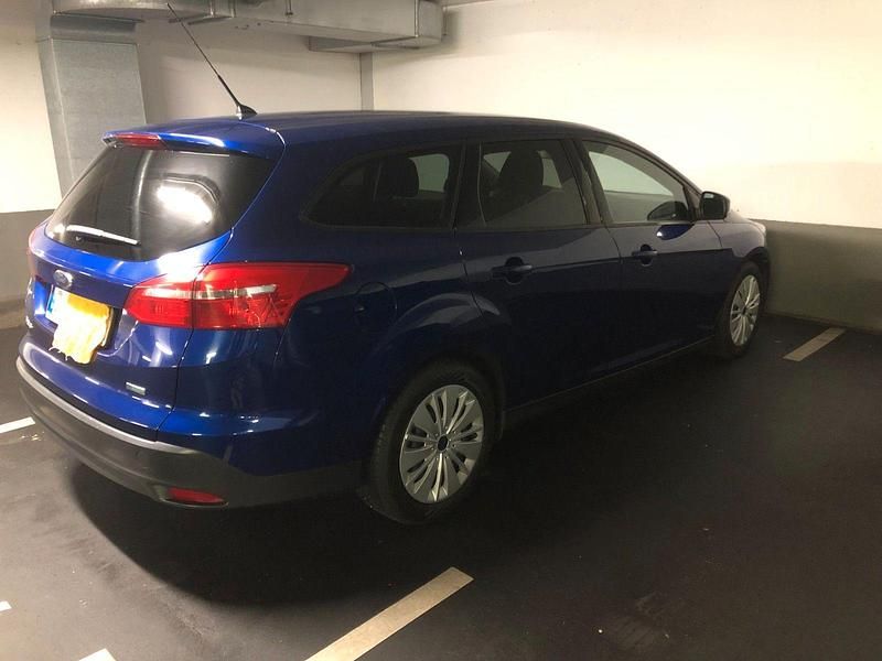Blau Gebraucht 2016 Ford Focus Trend Kombi | 8.400 € (Guter Preis) - Bild 1/4