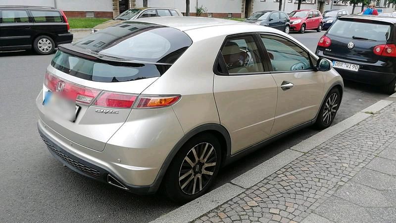 Grau Gebraucht 2007 Honda Civic Limousine | 2.500 € (Fairer Preis) - Bild 1/2