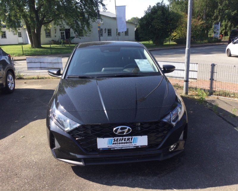 Schwarz Gebraucht 2022 Hyundai i20 Edition 30 Limousine | 18.490 € (Fairer Preis) - Bild 1/4