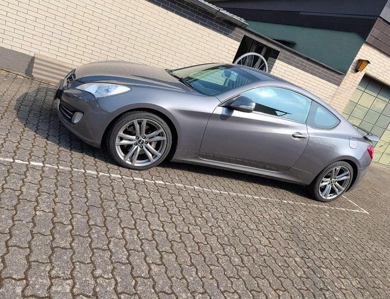 Grau Gebraucht 2011 Hyundai Genesis Coupé | 13.500 € (Etwas zu teuer) - Bild 1/3