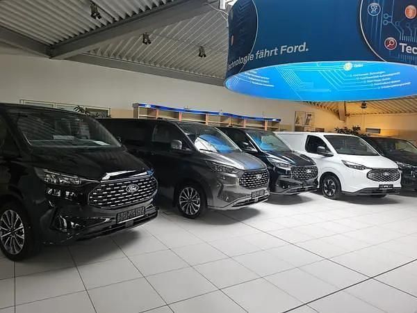 Neu Ford Tourneo Titanium 150 PS (110 kW) 2026 Artisan red Van / Kleinbus