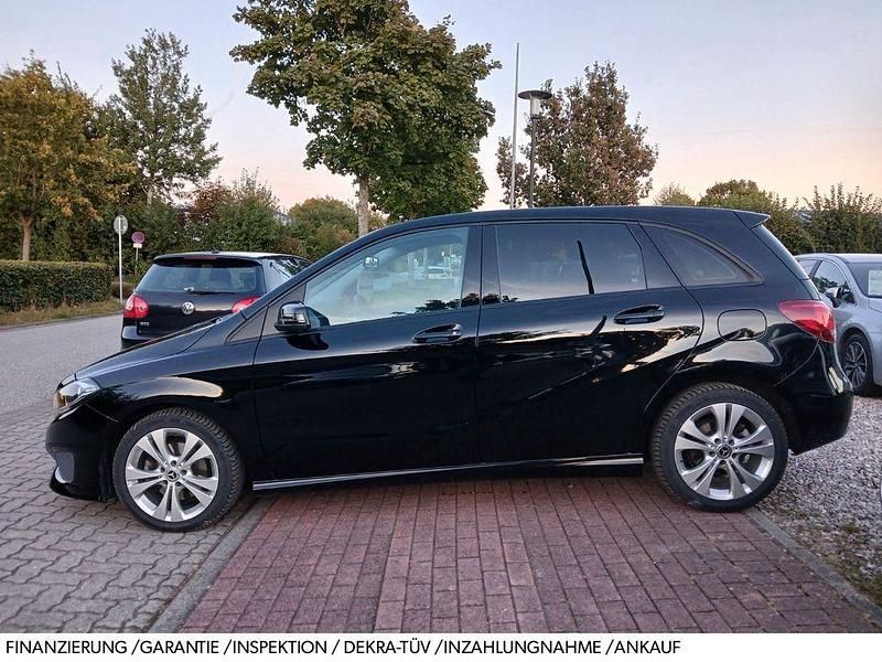 Schwarz Gebraucht 2018 Mercedes B200 Edition Van / Kleinbus | 15.999 € (Fairer Preis) - Bild 1/4
