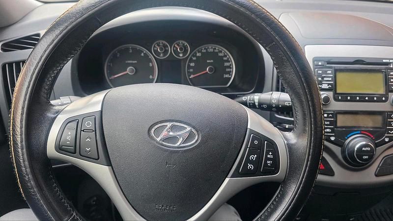 Andere farben Gebraucht 2011 Hyundai i30 Kombi | 5.500 € (Etwas zu teuer) - Bild 1/4