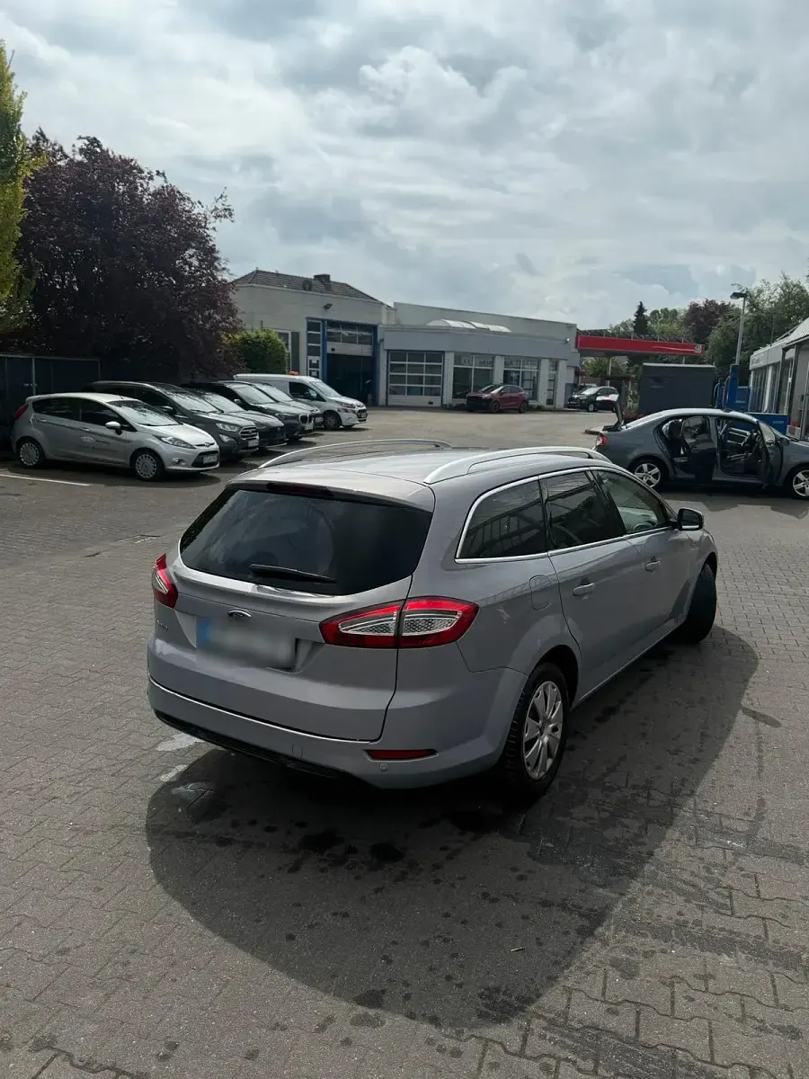 Gebraucht Ford Mondeo 140 PS (102 kW) 2012 Grau Kombi