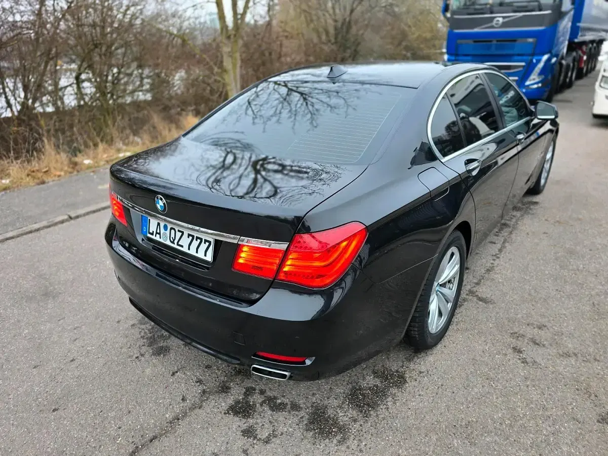 Gebraucht BMW 740 306 PS (225 kW) 2011 Schwarz Limousine