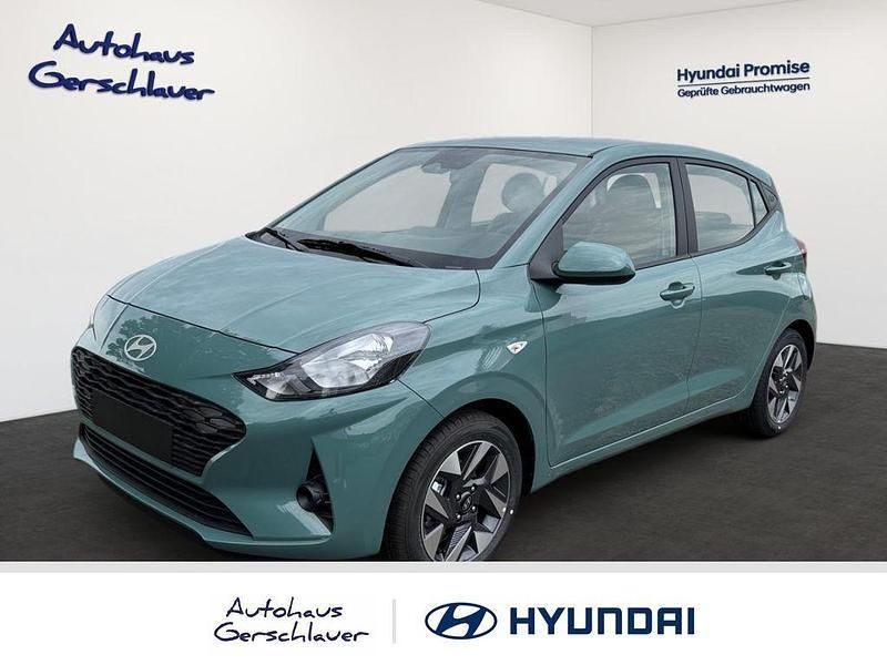 Grün Neu 2025 Hyundai i10 Comfort Kleinwagen | 16.890 € (Guter Preis) - Bild 1/4