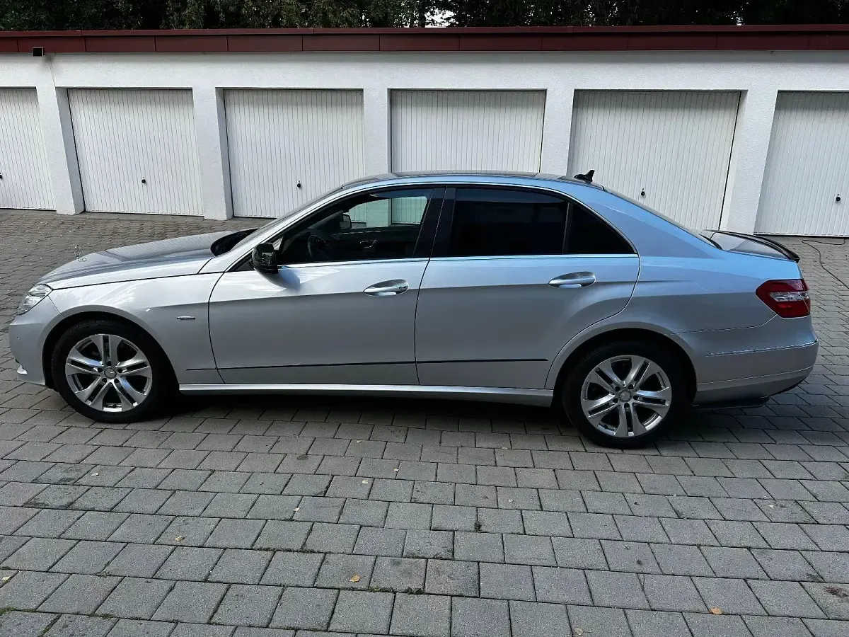 Używany Mercedes E250 Avantgarde 204 KM (150 kW) 2010 Srebrny Sedan/Limuzyna