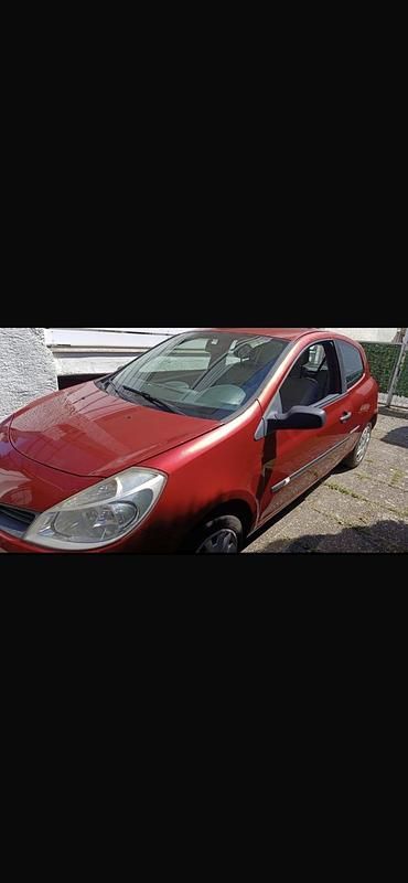 Gebraucht Renault Clio II 60 PS (44 kW) 2005 Rot Kleinwagen