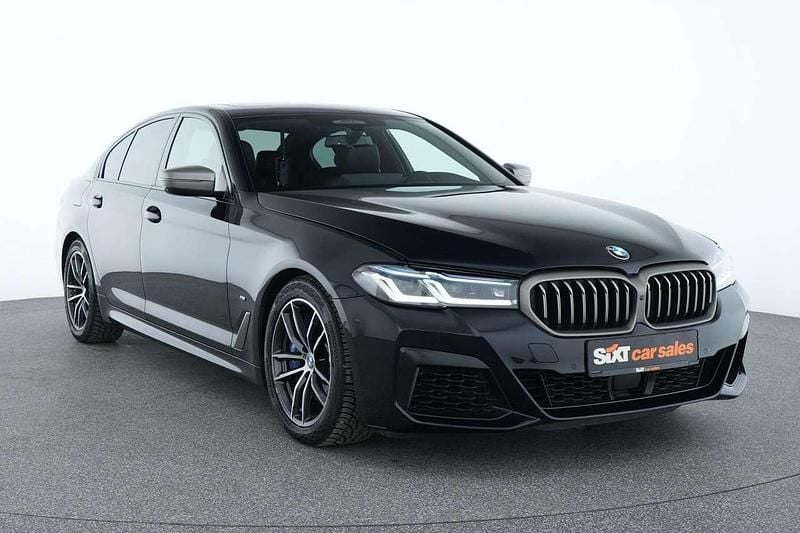 Carbonschwarz Gebraucht 2023 BMW 550 Limousine | 55.550 € (Fairer Preis) - Bild 1/4