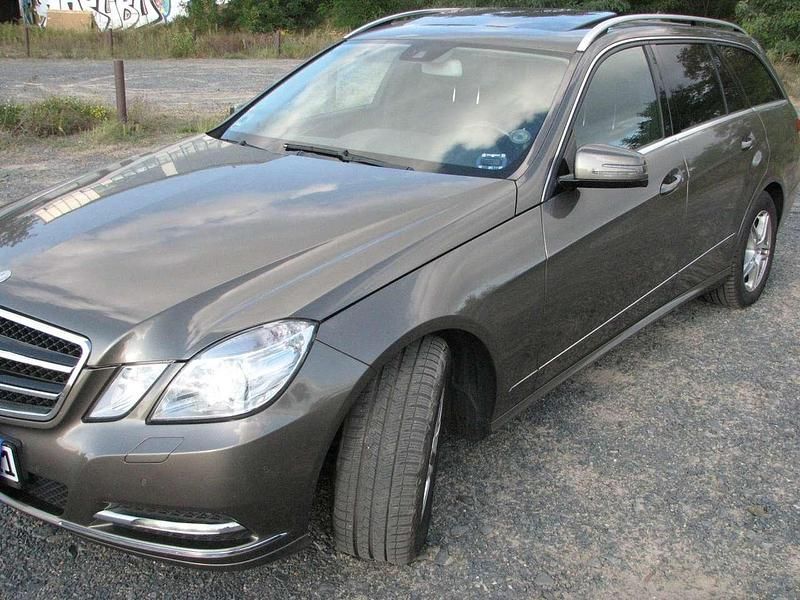 Braun Gebraucht 2010 Mercedes E200 Elegance Kombi | 7.300 € (Fairer Preis) - Bild 1/4
